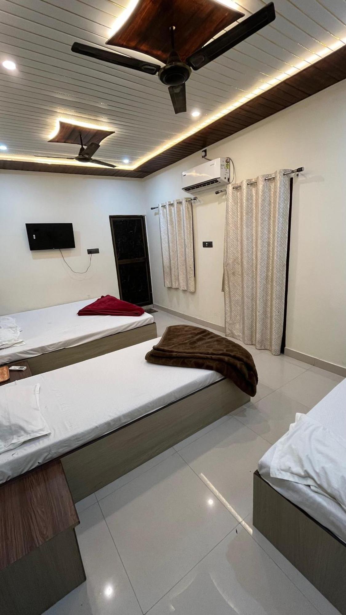 Gauri Kedareshwar Guest House - Varanasi — Photos 1